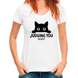 Nome do produto Camiseta Feminina Divertida - Gato Julgando Silenciosamente - “Judging You Silently”