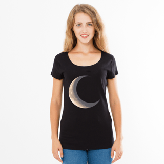 Nome do produto Camiseta Feminina  Lua um símbolo de mistério e magia.
