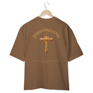 Camiseta Oversized Jesus Is King Geometrica