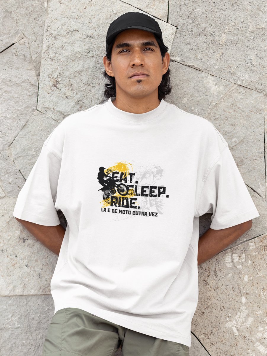 Nome do produto: Eat, Sleep, Ride - Collab Lá e de Moto Outra Vez - Unissex, 100% Algodão, Oversized