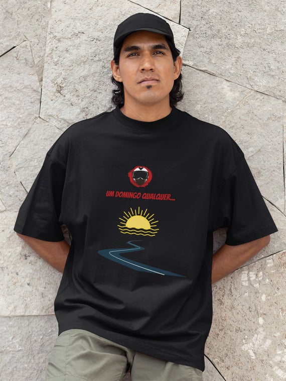 Um domingo qualquer - Collab Lá e de Moto Outra Vez - Unissex, 100% Algodão, Oversized