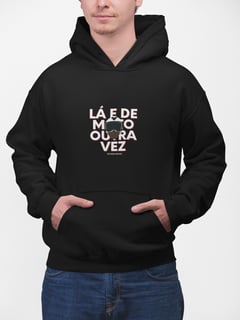 Lá e de Moto Outra Vez Logo - Collab Lá e de Moto Outra Vez - Unissex, Moletom Canguru