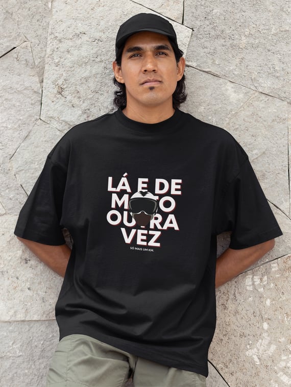 Lá e de Moto Outra Vez Logo - Collab Lá e de Moto Outra Vez - Unissex, 100% Algodão, Oversized