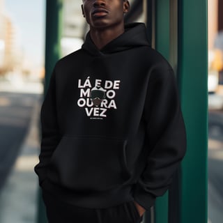 Nome do produto Lá e de Moto Outra Vez Logo - Collab Lá e de Moto Outra Vez - Unissex, Moletom Canguru