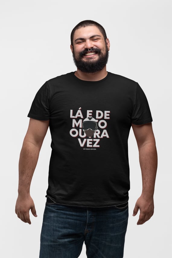 Lá e de Moto Outra Vez Logo - Collab Lá e de Moto Outra Vez - Unissex, 100% Algodão, Plus Size
