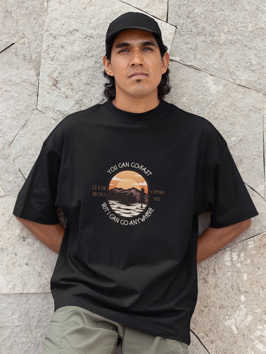 Nome do produto: You Can Go Fast Collab Lá e de Moto Outra Vez  - Unissex, 100% Algodão, Oversized