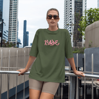 Nome do produto Camiseta Oversized Xisde com Logo Rosa - Streetwear Autêntico