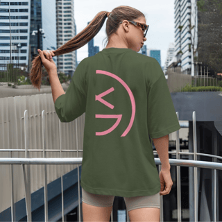 Nome do produto Camiseta Oversized Xisde com Logo Rosa - Streetwear Autêntico