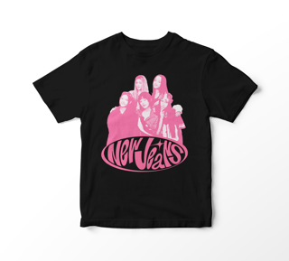 Nome do produto Camiseta New Jeans - New Jeans Pose Pink Version