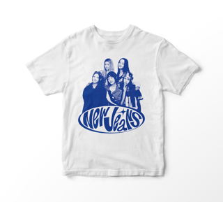 Nome do produto Camiseta New Jeans - New Jeans Pose Blue Version