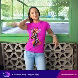 Nome do produto Camiseta Girafa Artística – Altitude e Estilo em Cores