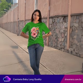 Nome do produto Camiseta Feminina Tropical Vibes – Natureza Selvagem com Toque Floral