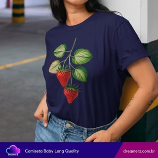 Nome do produto Camiseta Feminina Morangos Vintage – Doçura Natural com Toque de Estilo