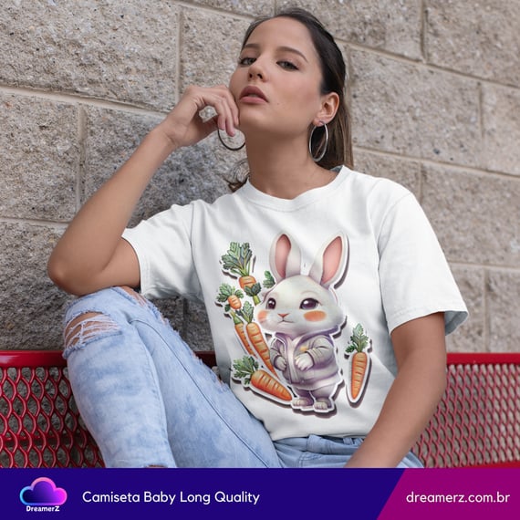 Camiseta Feminina Coelhinho Estiloso – Fofura em Dose Dupla com Cenourinhas!
