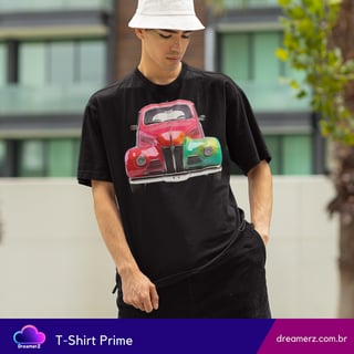 Nome do produto Camiseta Classic Rainbow Car – Estilo Retrô com Toque Pop