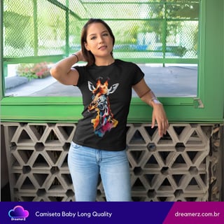 Nome do produto Camiseta Girafa Artística – Altitude e Estilo em Cores