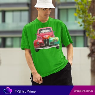 Nome do produto Camiseta Classic Rainbow Car – Estilo Retrô com Toque Pop