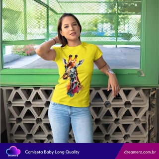 Nome do produto Camiseta Girafa Artística – Altitude e Estilo em Cores