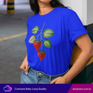 Nome do produto Camiseta Feminina Morangos Vintage – Doçura Natural com Toque de Estilo