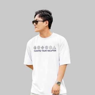 Camiseta Oversized Unissex Choose Your Weapon – RPG 80s | Chame o grupo e role os dados!