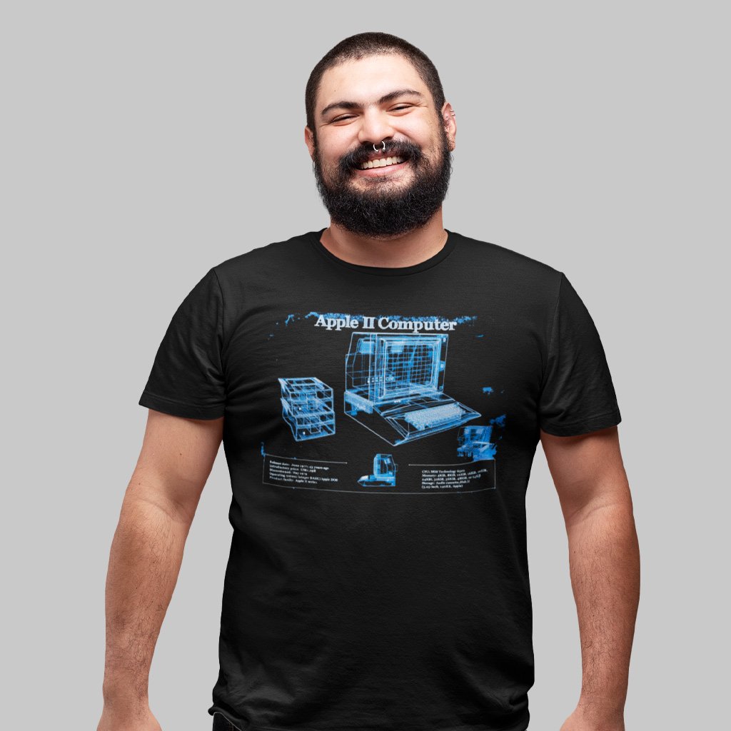 Nome do produto: Camiseta Unissex Plus Size Apple II Retrô Esquemático | Tecnologia com estilo retrô