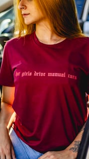 Nome do produtoCamiseta clássica - Hot Girls Drive Manual Cars