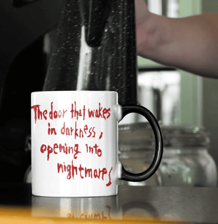 Nome do produto Caneca mágica 325ml - The Door That Wake in Darkness