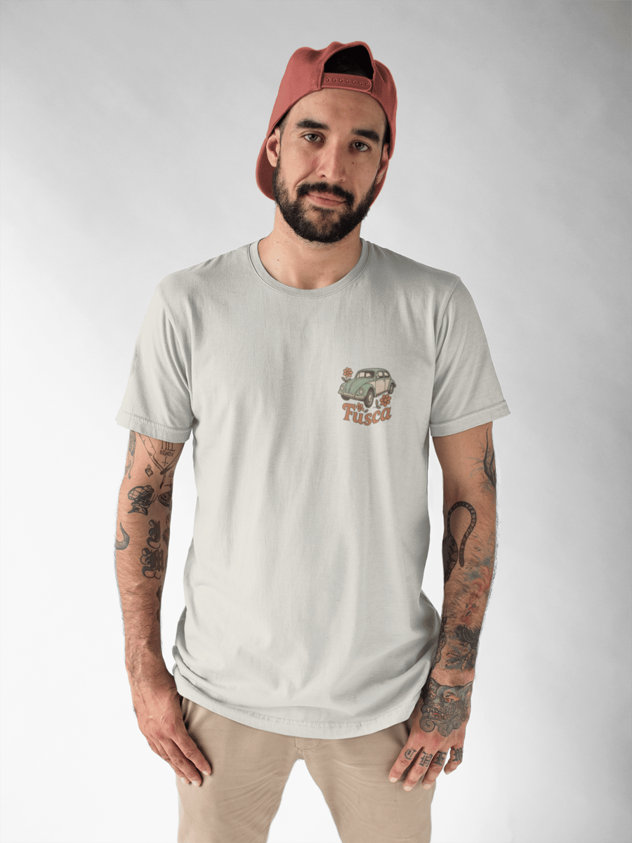 Nome do produto: Camiseta Fusca Clássico Boxer | Vista Três-Quartos com Flores