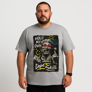 Nome do produto Camiseta Plus Size Hold My Own – Estampa com Colagem Urbana e Atitude | OxVibe Streetwear