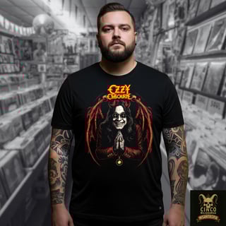 Nome do produto Ozzy Osbourne Plus Size: Camiseta O Demônio Sorri em Vermelho