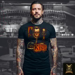 Nome do produto Stephen King: Camiseta O Rei do Horror – Ecos de Pesadelos em Traços de Sangue