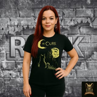 Nome do produto The Cure: Noite Gótica com Gatos e Fantasmas – Camiseta Melancolia à Luz da Lua