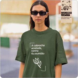 Nome do produto Camiseta Unissex Oversized – A Cabrocha arretada, rainha do mundão 