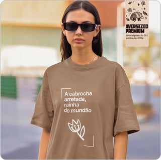 Nome do produto Camiseta Unissex Oversized – A Cabrocha arretada, rainha do mundão 