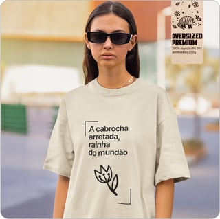 Nome do produto Camiseta Unissex Oversized – A Cabrocha arretada, rainha do mundão 