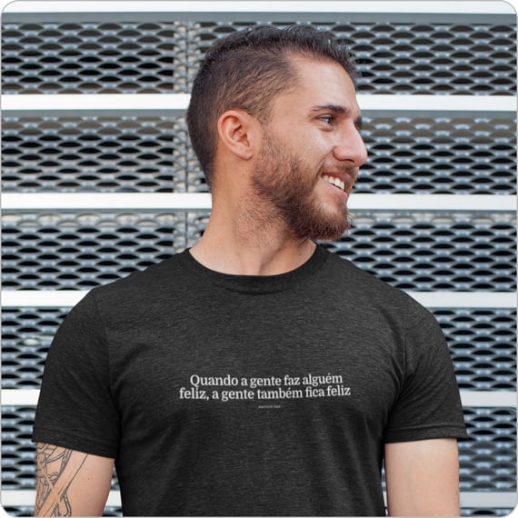 Camiseta Masculina Quality –  Quando a Gente Faz Alguem Feliz, a Gente Também Fica Feliz 