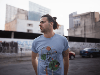 Nome do produto Camiseta Estonada Raquetes de Tênis – Arte Abstrata e Estilo Vintage