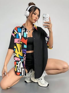 Coolane Camisa Oversized com Estampa Colorida Contrastante em Retalhos e Botões