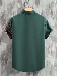 Nome do produto OTTIMOZO Camisa de Manga Curta Estampa Vintage Patchwork Homem (Corte Assimétrico)