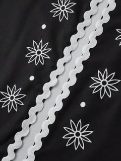 Nome do produto Novo Conjunto de Moda Casual Elegante de Primavera/Verão para Férias e Praia, Top de Manga Curta com Babados e Estampa Floral, Regata Cropped e Shorts de Perna Reta em 2 Peças para Mulheres