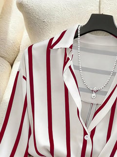 Nome do produto GlowEve Conjunto de 2 peças elegante para mulheres, composto por Camisa Listrada e Saia Plissada Assimétrica