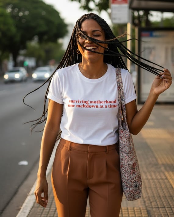surviving motherhood one meltdown at a time (camiseta)