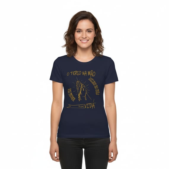 Camiseta “Terço na Mão, Joelhos no Chão” – Fé que Transforma Vidas