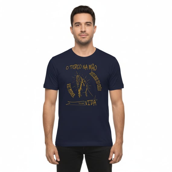 Camiseta “Terço na Mão, Joelhos no Chão” – Fé que Transforma Vidas