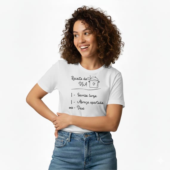 Camiseta “Receita do Dia” – Sorriso, Abraço e Infinito Deus | Fé com Alegria