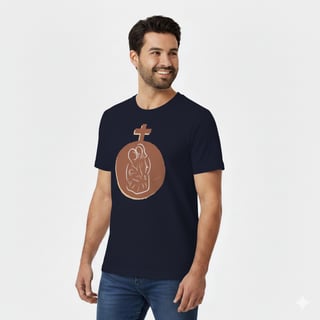 Nome do produto Camiseta Sagrada Família com Cruz – Fé, Proteção e Devoção