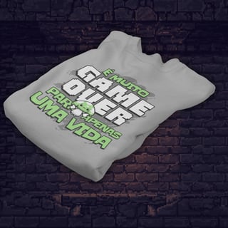 Nome do produto • Camiseta - É muito game over para apenas uma vida •