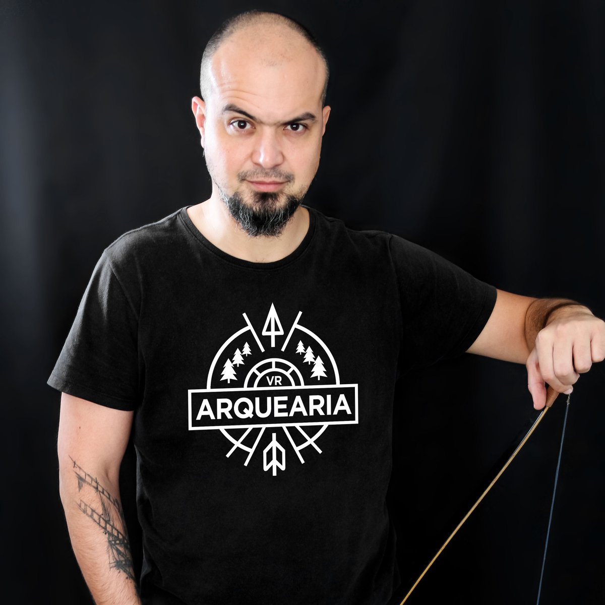 Nome do produto: Camiseta - AVR - Escudo