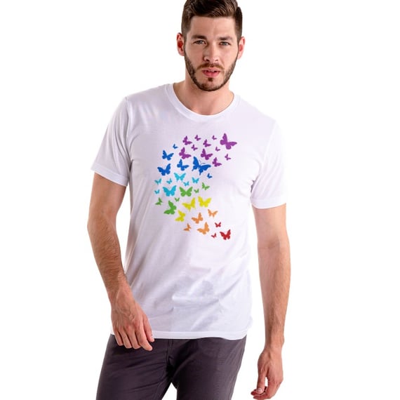 CAMISETA REVOADA DE BORBOLETAS ARCO IRIS
